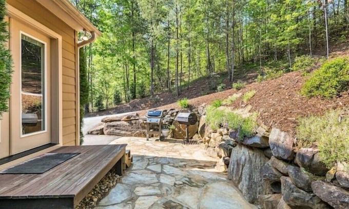 Mill Spring Cabaña | Lakefront Cottage on Lake Adger
