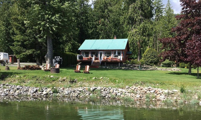 Nelson Cabaña | Lakefront Cottage en Kootenay Lake- Llame a Sherry 250-825-9681