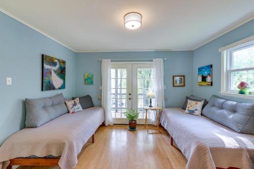 Beaver Casa | Lakefront Cottage by Little Golden Gate Bridge