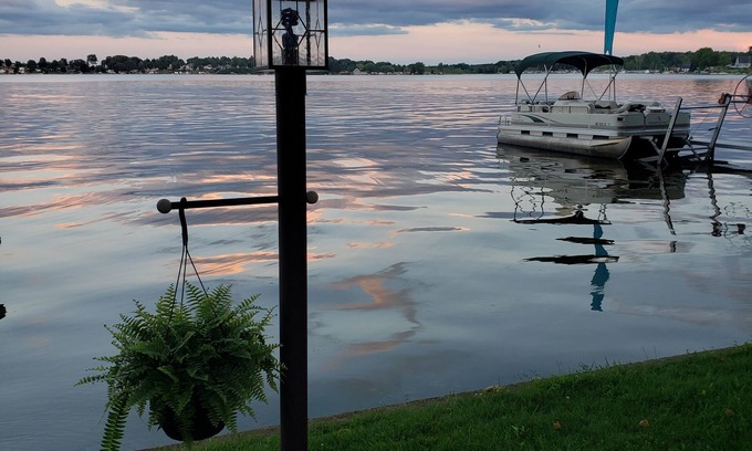 Paris Cabaña | Lakefront Cottage