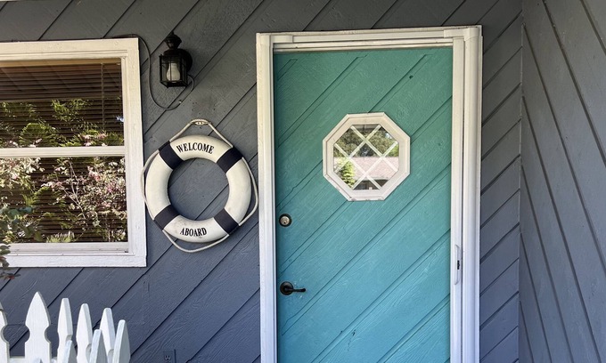 Lake Padgett Estates Cabaña | Lakefront cottage with dock