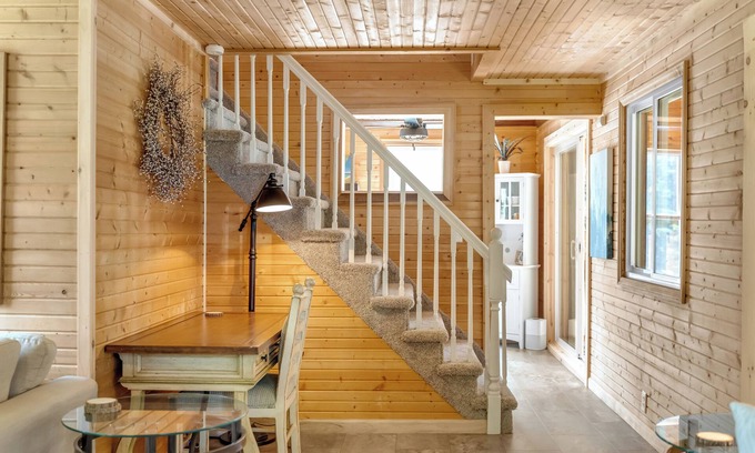 Barryton Cabaña | Lakefront Cottage w/AC, King Beds, High Speed WiFi & Sandy Beach