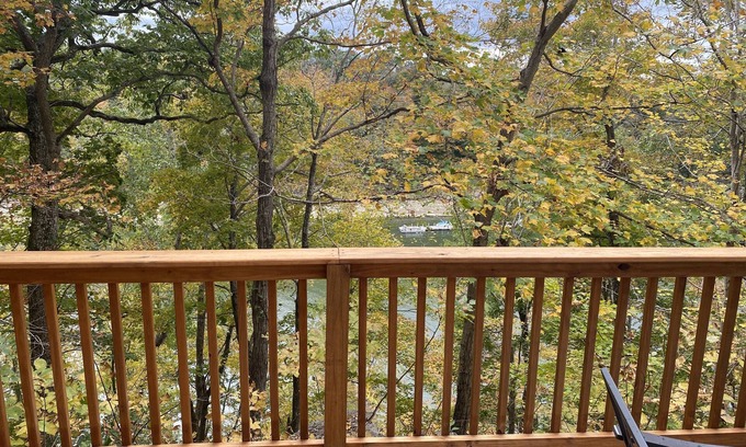 Sloans Valley Casa | Lakefront cottage with neighborhood boat ramp, 1 mile from great restaurants.