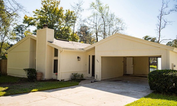 Southside Casa | Lakefront Cozy Executive family Home 3 bd/ 2 ba/2 car garage
