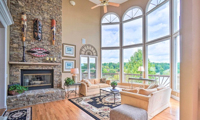 Crossville Casa | Lakefront Crossville Home w/ Pool Table!