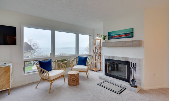 Dewittville Condominio | Lakefront Dewittville Condo with Private Deck!