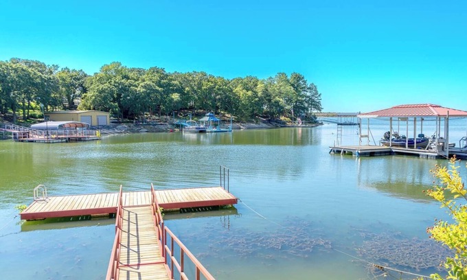 Nocona Casa | Lakefront | Dock | Fire pit | Sleeps 8