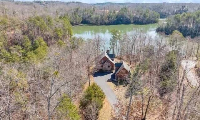 Mill Spring Casa | Sleeps 12~Hot Tub~Private Dock~Kayaks~Dogs Welcome