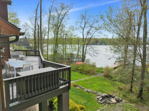 Lake Ariel Casa | Lakefront, Dock, Hottub, Pooltable, Kayaks, 75"tv