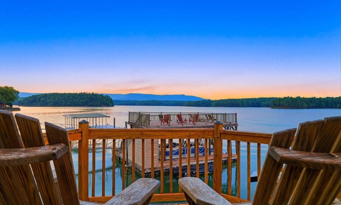 Nebo Casa | Gorgeous Lakefront Home | Mountain AND Lake Views!
