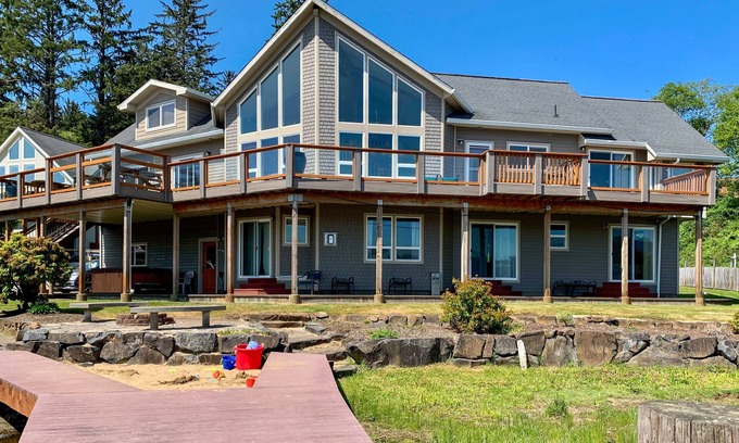Lincoln City Casa | Frente al lago, casa familiar con bañera de hidromasaje privada, sala de juegos y muelle