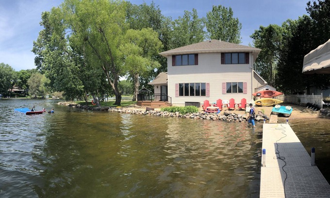 Lindstrom Casa | Lakefront Family Getaway en The Point! Kayaks / 2 fogatas / Playa privada / Literas