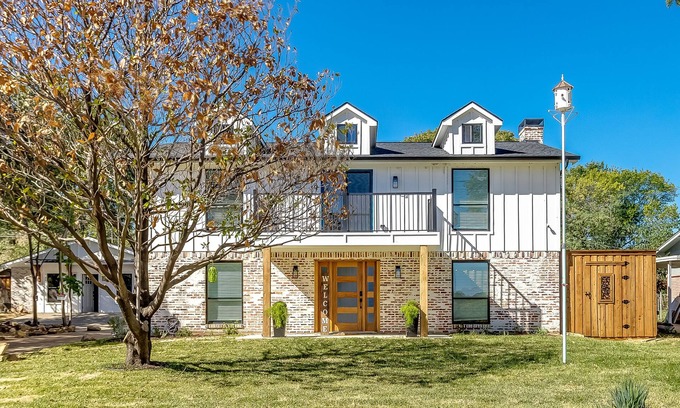 Lewisville Casa | Lakefront Farmhouse style by Lake Lewisville