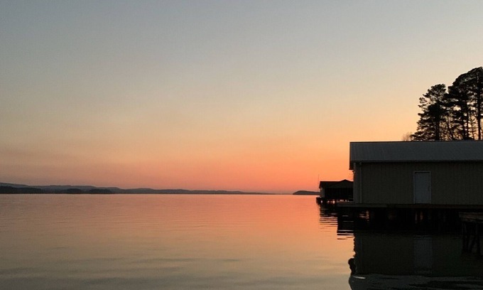 Scottsboro Casa | LAKEFRONT FISHING YEAR AROUND! LAKE GUNTERSVILLE COTTAGE!