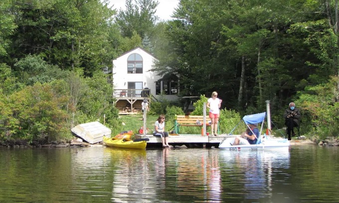 Tobyhanna Chalet De Esquí | Lakefront Contemporary- Fire Place, muelle, cubierta, WiFi, barcos, aire acondicionado, perro amable !!!