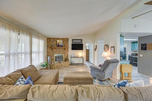 Gun Barrel City Casa | Lakefront Gun Barrel City Home with Dock and Deck