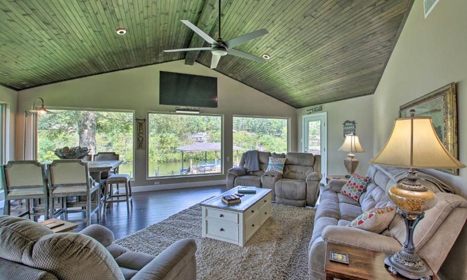Mid America Casa | Lakefront Haven Near Oaklawn and Casino Resort!
