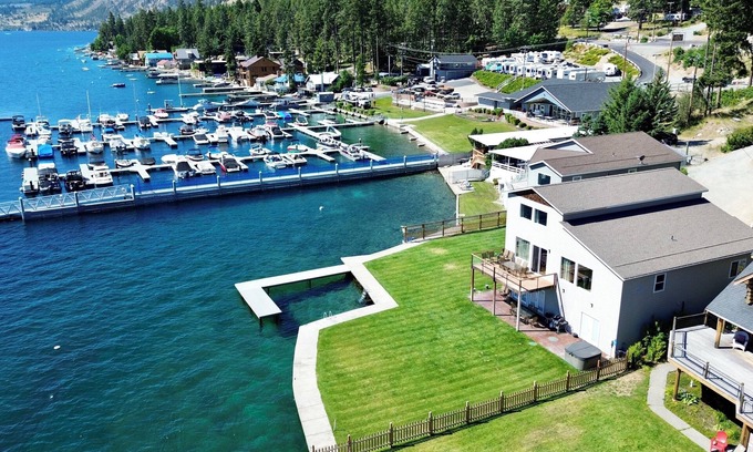 Chelan Casa | Hermosos pasos de casa frente al mar desde el lago Chelan, bañera de hidromasaje, patio cubierto de hierba plana