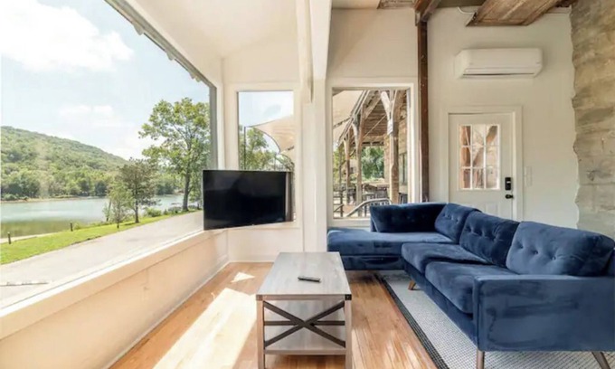 Beaver Cabina | Lakefront Historical Luxury - All new 2023 design