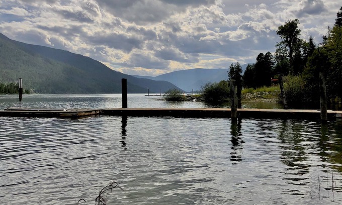 Central Kootenay Casa | Lakefront home on beautiful Kootenay Lake