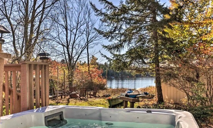 Pocono Summit Cabina | Lakefront Home Pocono Summit home w Beach+Hot Tub+Watertoys! 5min to Kalahari