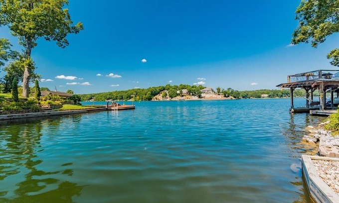Bella Vista Villa | Una villa de alquiler de vacaciones frente al lago con capacidad para 18