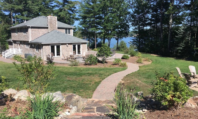 Laconia Casa | Lakefront Home, motos de nieve y Cross Country Skiiers Paradise!