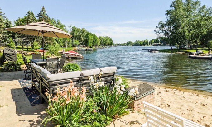 Farwell Casa | Lakefront Home w/ big yard and breathtaking views