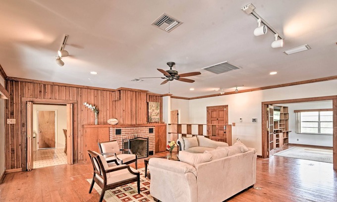 Lake Brant Cabaña | ¡NUEVO! Lakefront Home w / piscina privada, 13 millas a Tampa