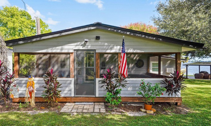 Florida South Atlantic Coast Casa | Lakefront Home w/ Screened Porches in Frostproof!