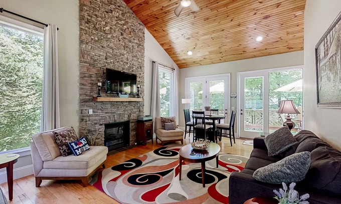 Sharps Chapel Cabina | Lakefront home with private dock and boat launch - dog-friendly & central AC