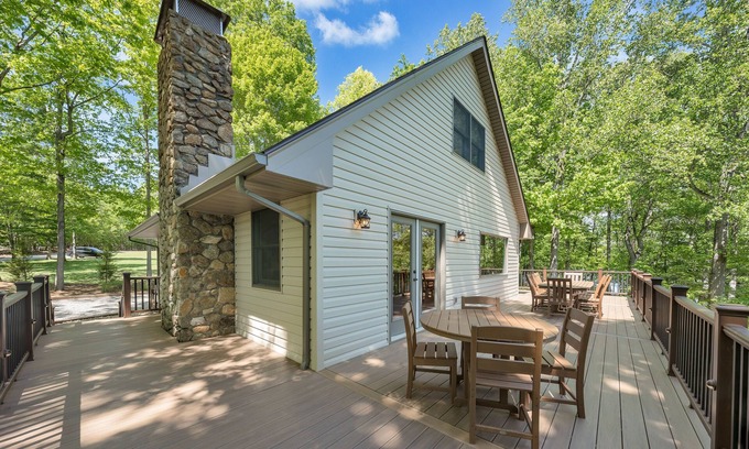 Huddleston Casa | Lakefront Home with Hot Tub