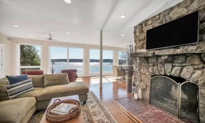 Hopatcong Casa | Lakefront Hopatcong w/dock kayaks fishing near NYC
