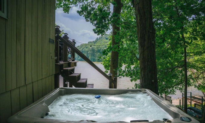 Martinsville Cabina | Lakefront Hot tub. Amazing views. 35 min to Indy