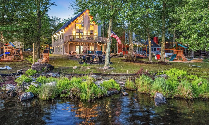 Tobyhanna Chalet De Esquí | Lakefront - Kayaks, Hot Tub, Fire Pits, Swingset, EV
