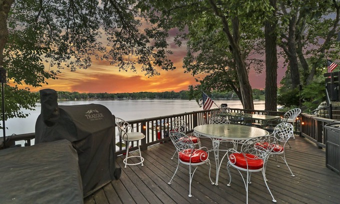 New Munster Casa | Lakefront Living At Its Best
