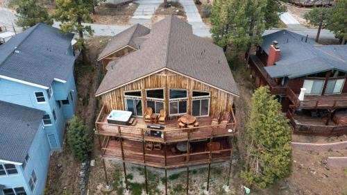 Big Bear Lake Casa | Lakefront Lodge by AvantStay Lakefront Cabin w Hot Tub