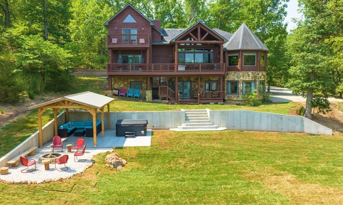 Roach Cabina | Lakefront Lodge / Cabin / Retreat - Huge Niangua Frontage w/ Beach