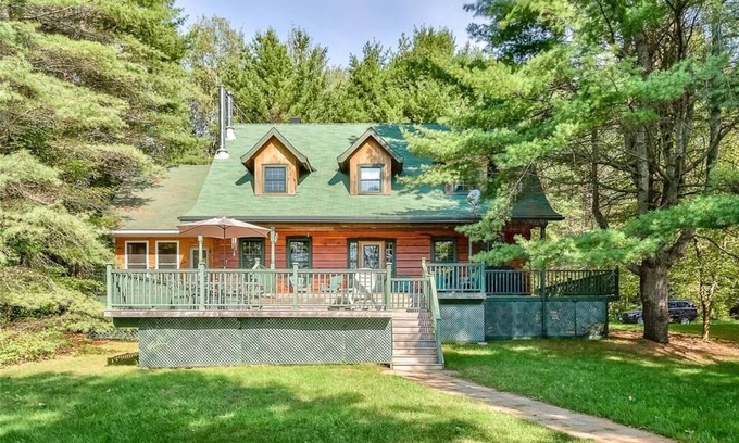 North Frontenac Cabaña | Lakefront Log Home Getaway – Pristine Lake. Perfect for Families & Reunions