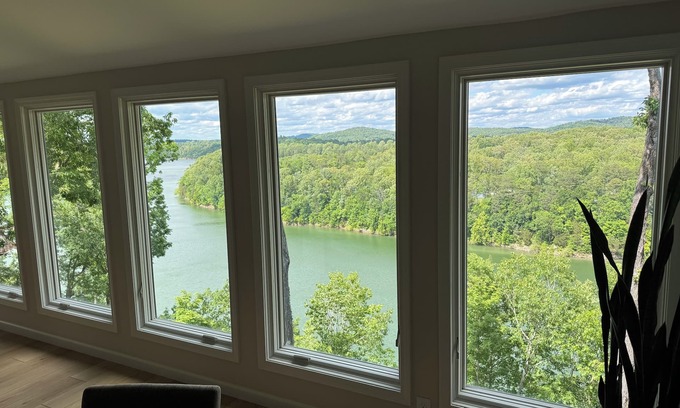 Bronston Condominio | Lakefront Luxe! 3-bedroom 3-Bath condo with lake view in enchanting Woodson Bend