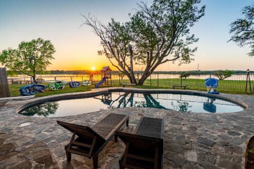 Rowlett Casa | Lakefront Luxe 5BR 2Bath Home with Pool & Hot Tub