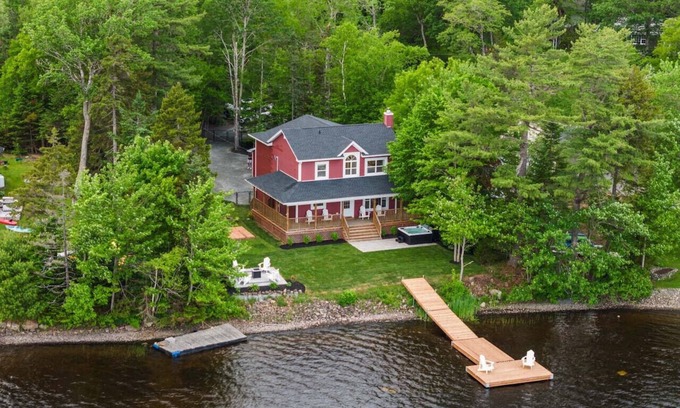 East Hants Casa | Lakefront Luxury - Hot Tub