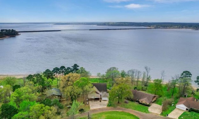 Etoile Casa | Lakefront Luxury for the Whole Crew