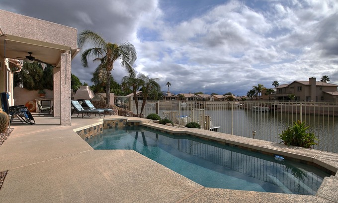 Arrowhead Lakes Casa | Casa de lujo frente al lago con un barco pontón, piscina, cerca del complejo deportivo Peoria