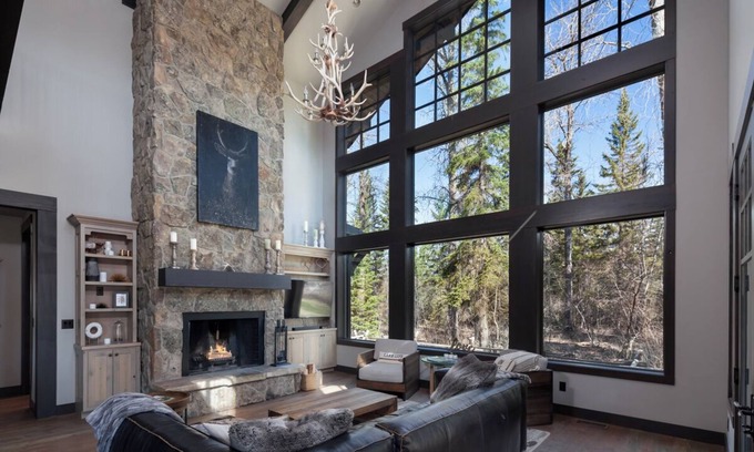 Whitefish Apartamento | Lakefront Luxury Home#1 | Hot Tub, Fireplace, Spacious Deck & Serene Views