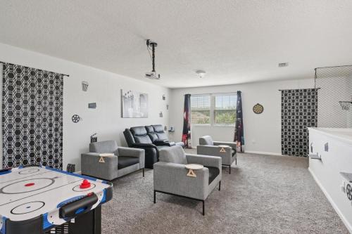 Northside Casa | Lakefront Luxury Retreat 5BR