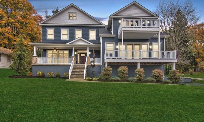 Carbondale Casa | Lakefront Luxury Retreat at Crystal Lake– Fire Pit Fern hall hiking Game Room