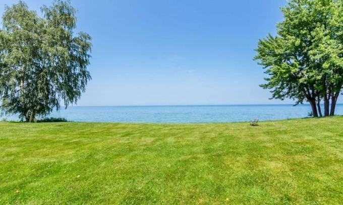 East Palmyra Cabaña | Lakefront Midcentury Cottage