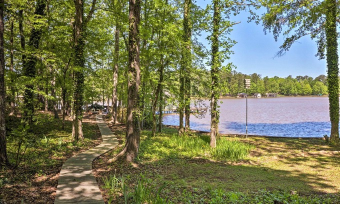 Milledgeville Cabina | Lakefront Milledgeville Cabin: muelle privado, porche
