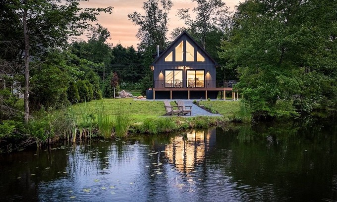 Gouldsboro Casa | Lakefront Modern Chalet with Multiple King Beds